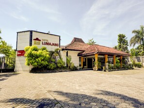 Vista frontal de la propiedad