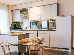 Kühlschrank, Mikrowelle, Ofen, Geschirrspüler