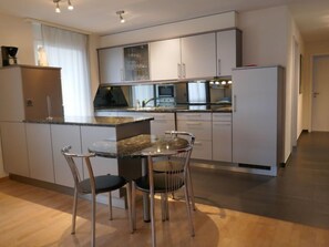 Kühlschrank, Mikrowelle, Ofen, Geschirrspüler