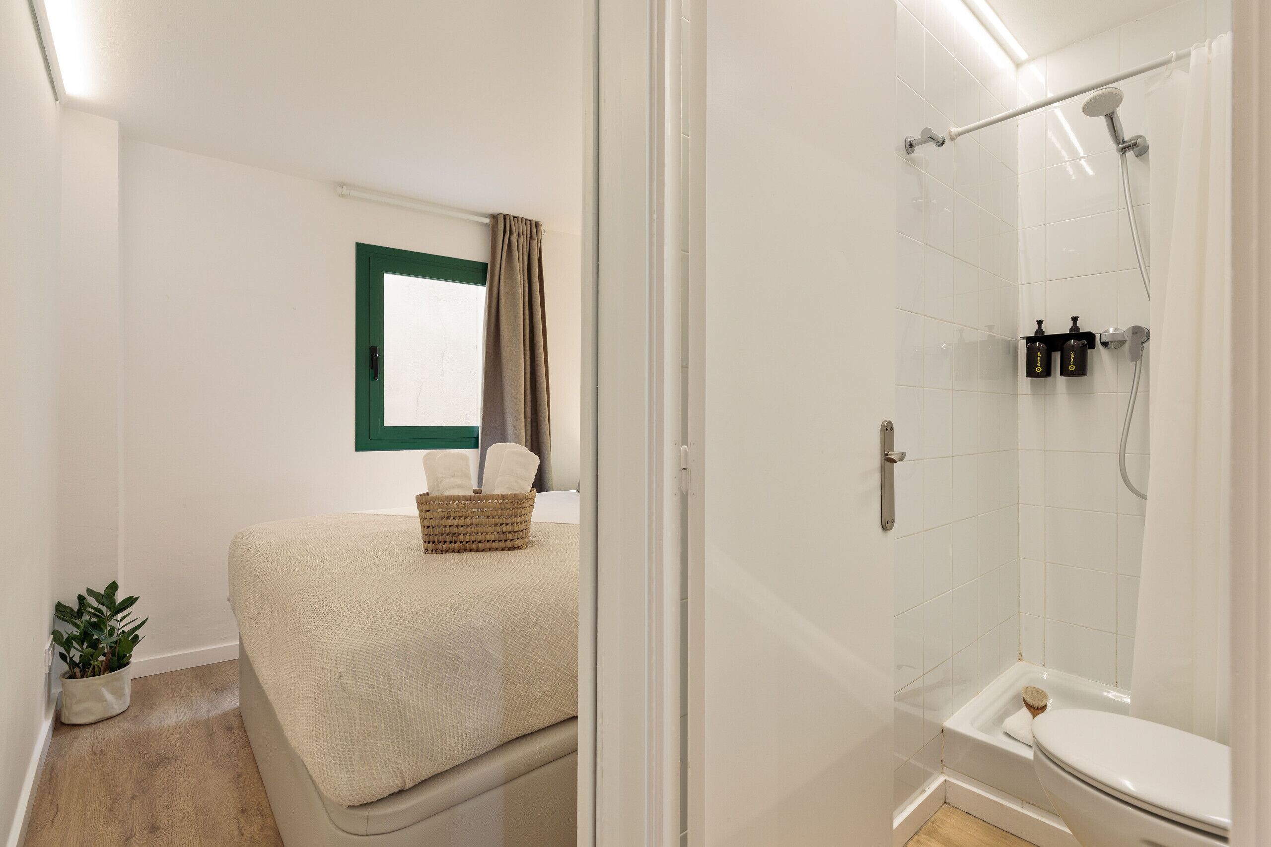 Een douche, een haardroger, handdoeken