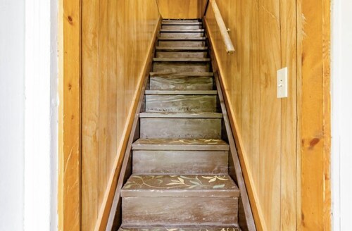 Fort Hill Hideaway Apartment-upper Not handicapped accessible. 