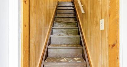 Fort Hill Hideaway Apartment-upper Not handicapped accessible.