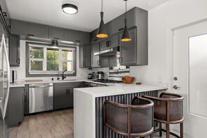 Kühlschrank, Mikrowelle, Ofen, Herdplatte