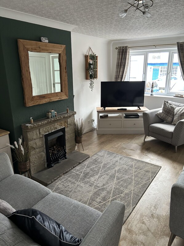 Cottage | Living area | Fireplace