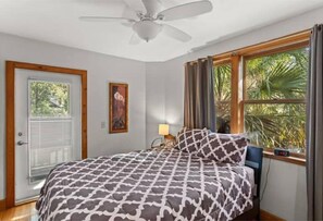 2 bedrooms, free WiFi, bed sheets - Amazing townhome downtown walk to restaurants, bars and Depot Park.  (Gainesville)