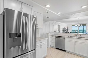 冷蔵庫、電子レンジ、オーブン、コンロ