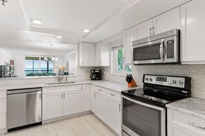 ثلاجة، ميكروويف، فرن، موقد طهي مسطح