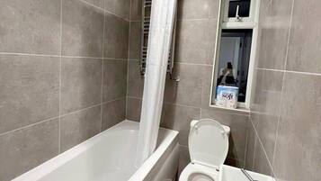 Apartment | Bathroom | Combined shower/bathtub, deep-soaking bathtub, towels