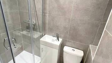 Apartment | Bathroom | Combined shower/bathtub, deep-soaking bathtub, towels