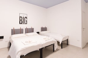 Deluxe Room | Peti besi dalam bilik, meja, ruang kerja komputer riba 