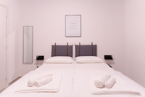 Comfort kamer, 1 twee- of 2 eenpersoonsbedden | Een kluis op de kamer, een bureau, een laptopwerkplek