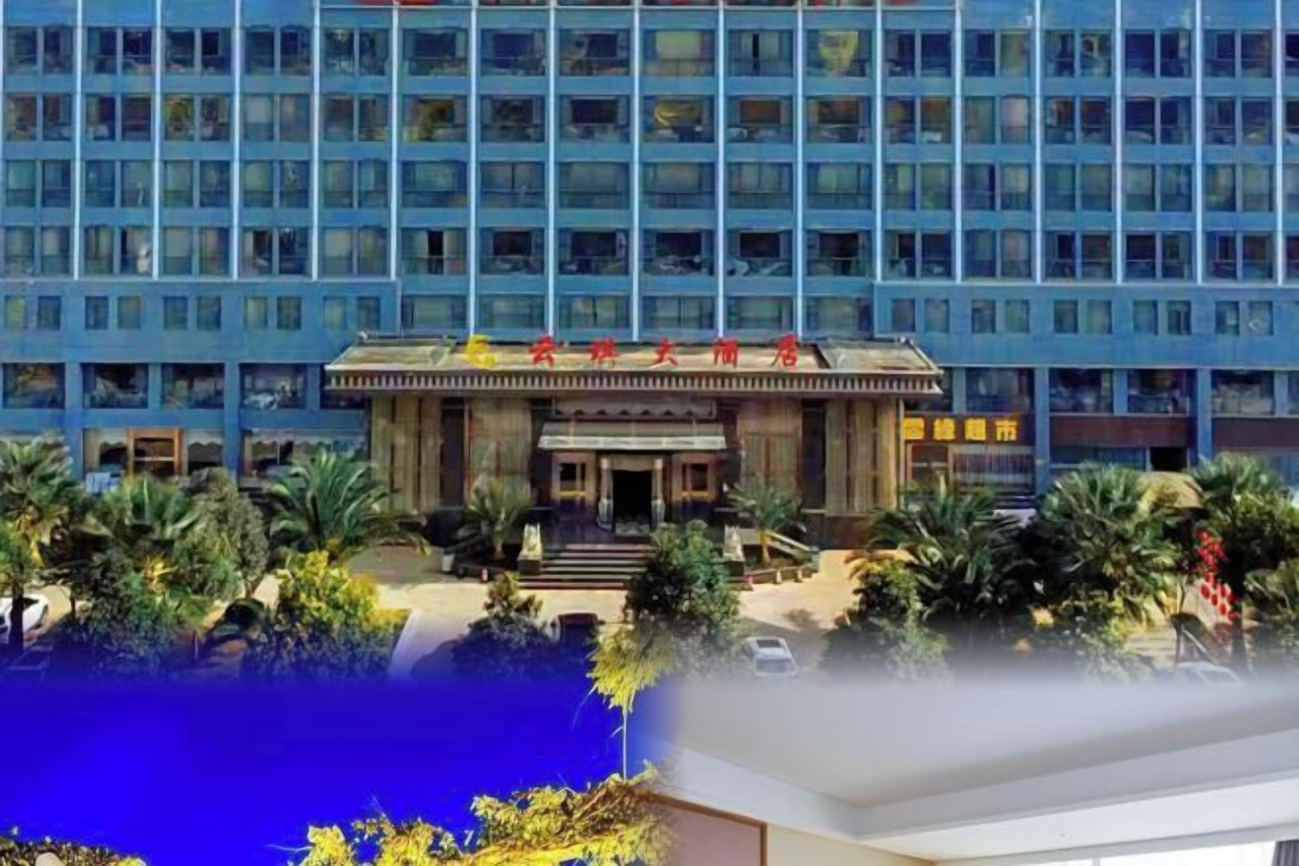 Un hotel de varios pisos con una entrada destacada y un área de piscina al frente.