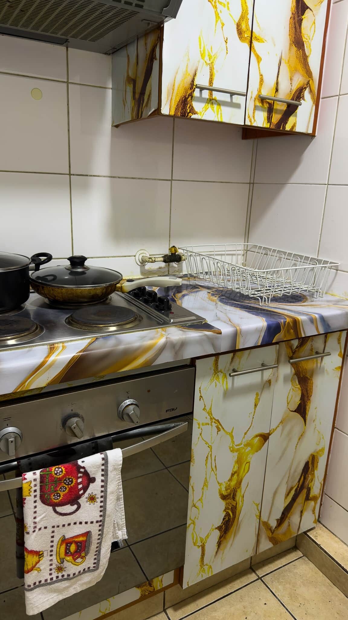 Refrigerador, microondas, horno y parrilla de estufa 