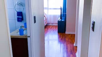 Tina, secadora de cabello, toallas, jabón