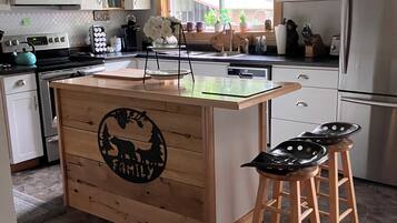 Geladeira, micro-ondas, fogão, cooktop