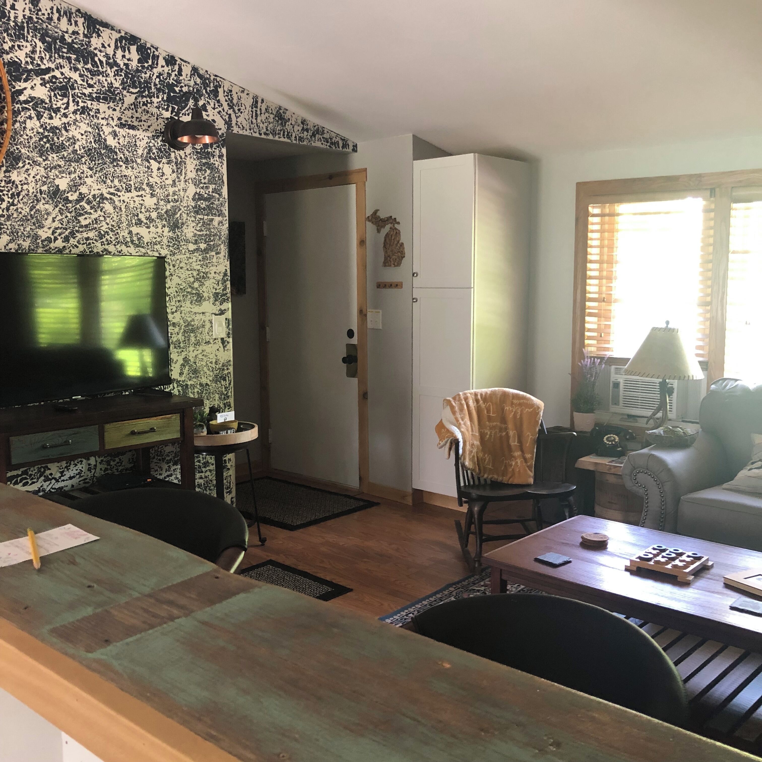 Smart TV, DVD player, livros, videoteca