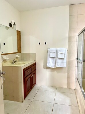 Hårtørrer, håndklæder, Toiletpapir