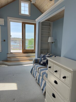 Smart-TV, Kamin, Bücher