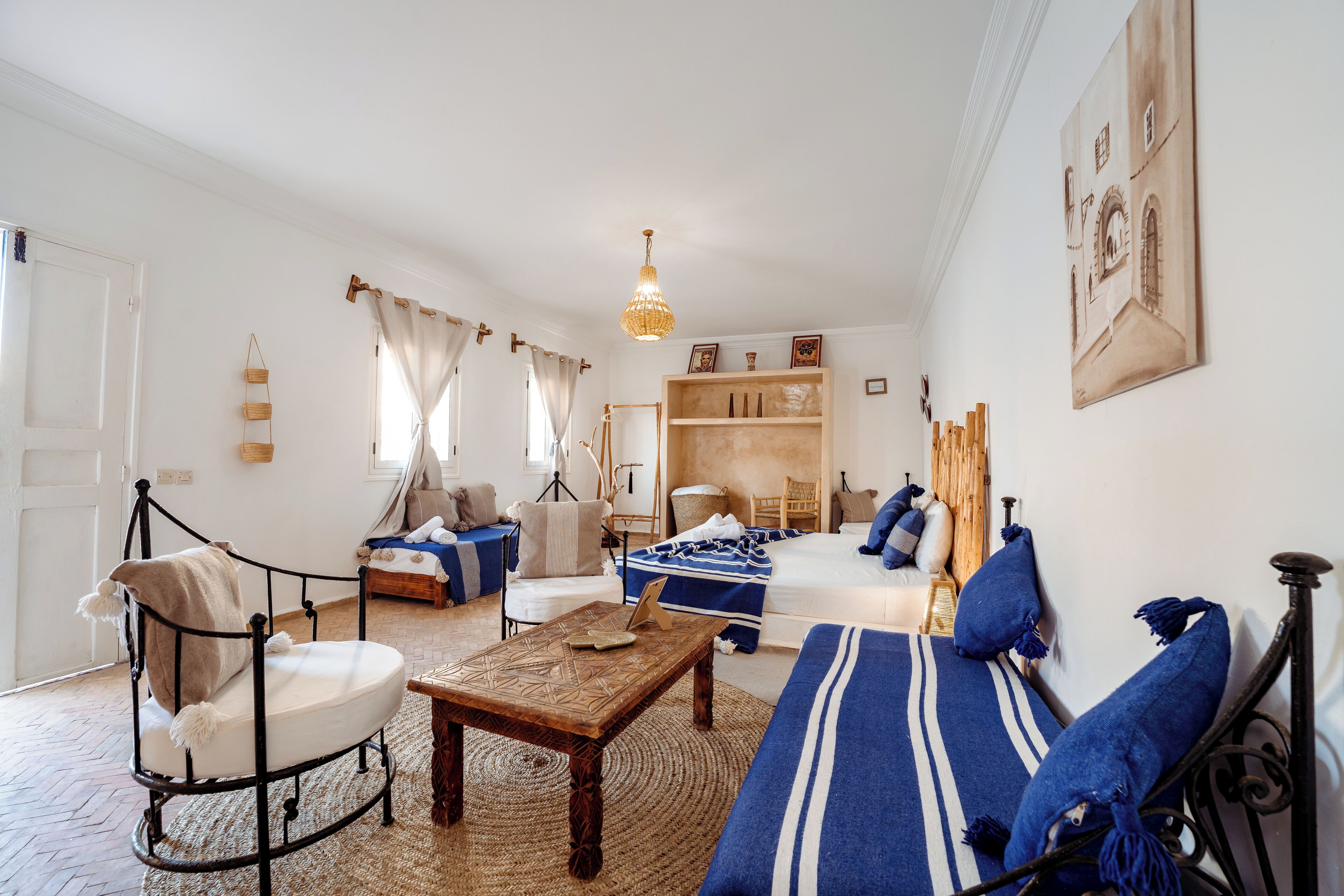 Un salón acogedor con un sofá, un sillón y una mesa de centro de madera.