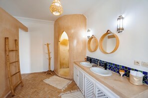 Suite Merzouga | Bathroom | Rainfall showerhead, hair dryer, towels, soap - RIAD AMANA (Essaouira)