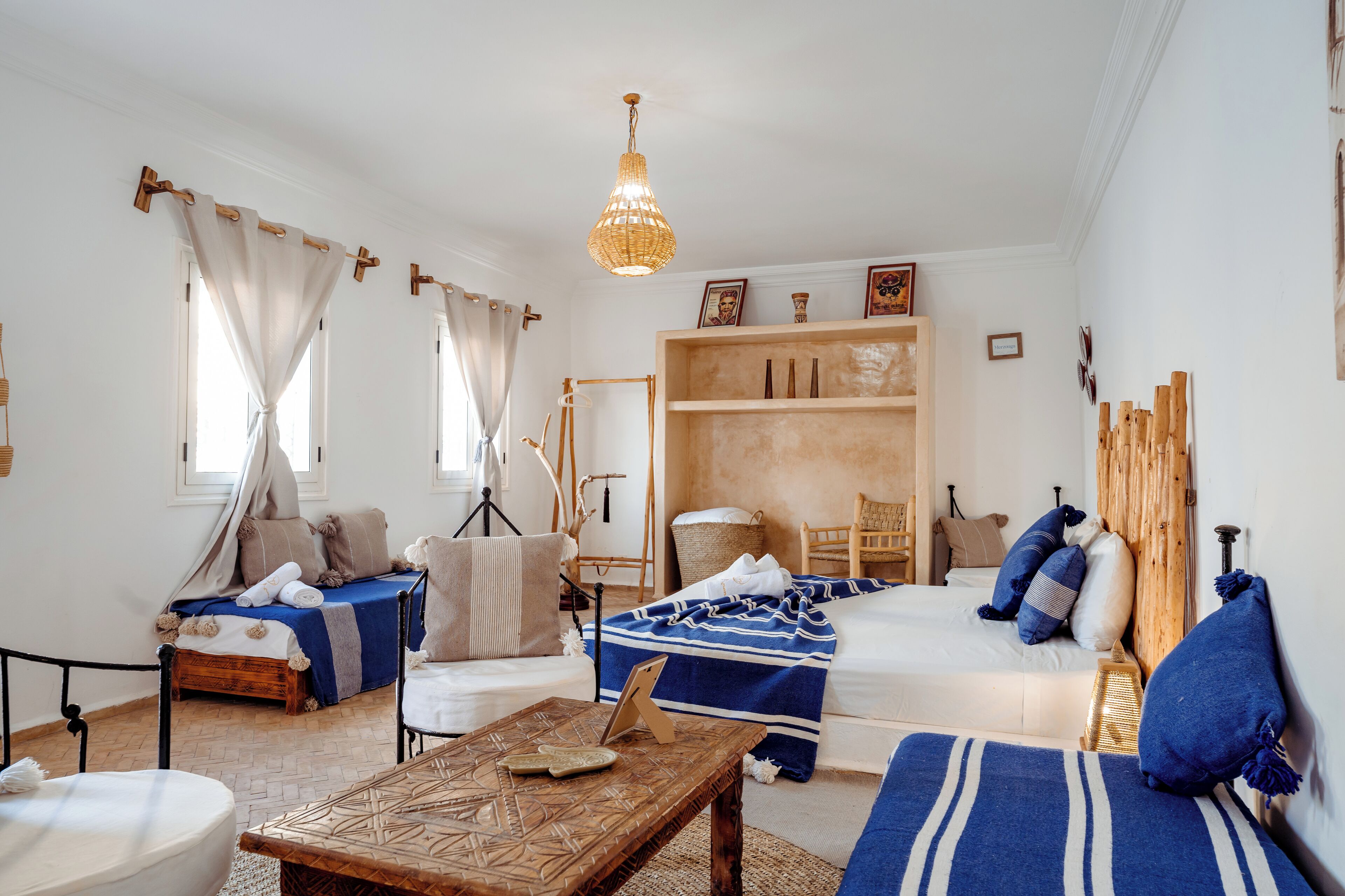 Un dormitorio acogedor con cama, una silla, una mesa y un armario.