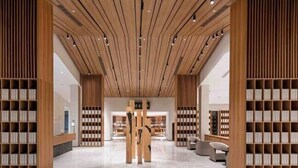 Eine großzügige Bibliothek mit Holzbögen und einem modernen Deckenstil.