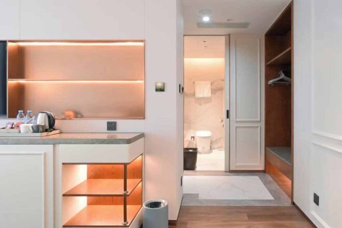 Une salle de bain moderne équipée d’une douche, de toilettes et d’un lavabo.