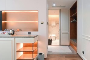 Een moderne badkamer met douche, toilet en wastafel.