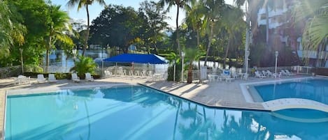 Una piscina al aire libre