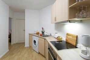 Fridge, oven, stovetop, dishwasher