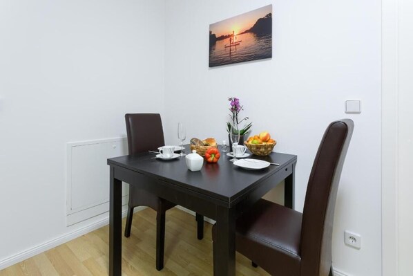 Dining - Relax in the countryside: cozy vacation apartment with garden view in Berlin Pankow (Berlin)