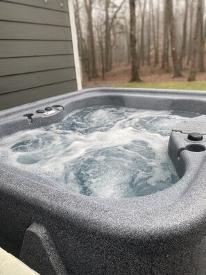Ein Whirlpool mit strukturierter Außenhaut und sichtbaren Düsen.