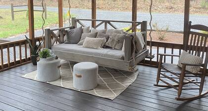 🌟Cozy Mountain Cottage w/ Hot Tub & Porch Swing Bed🌟
