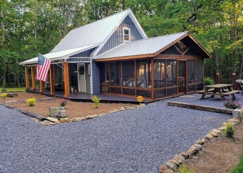🌟Cozy Mountain Cottage w/ Hot Tub & Porch Swing Bed🌟