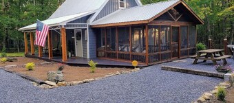 🌟Cozy Mountain Cottage w/ Hot Tub & Porch Swing Bed🌟