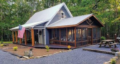 🌟Cozy Mountain Cottage w/ Hot Tub & Porch Swing Bed🌟