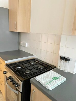 Refrigerador, horno, placa de cocina, tetera/pava eléctrica