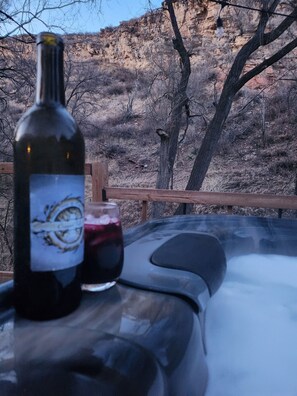 Outdoor spa tub - Breathtaking (Loveland)