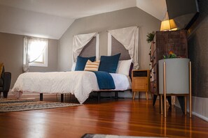 4 bedrooms, iron/ironing board, free WiFi, bed sheets