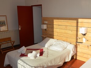 Room - Caesar Panoramic Hotel Restaurant (Bonnieux)