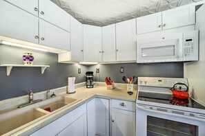 Refrigerador, microondas, parrilla de estufa y cafetera y tetera