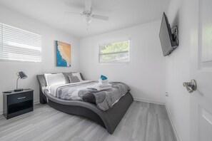 1 bedroom, desk, free WiFi, bed sheets - Tampa MidTown Home w/ Free Parking (Tampa)