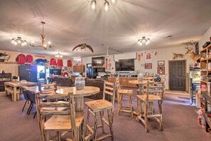 Dining - Pheasant Game Farm Missouri Vacation Rental! (Braymer)
