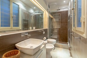 Dusche, Haartrockner, Bidet, Handtücher