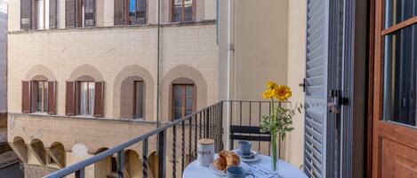 تناول الطعام بالخارج