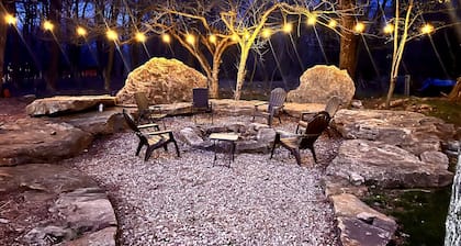 Blue Jay's Nest- Private Fern Mountain home. Minutes to ski resorts and Parks.