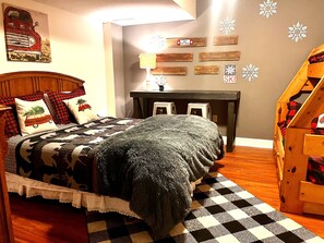 4 bedrooms, desk, WiFi, bed sheets