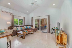 TV - Modern Apartment in West End (West End)