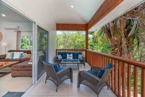 Property grounds - Modern Apartment in West End (West End)