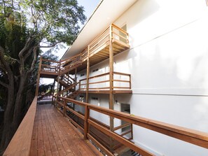 Property grounds - Modern Apartment in West End (West End)